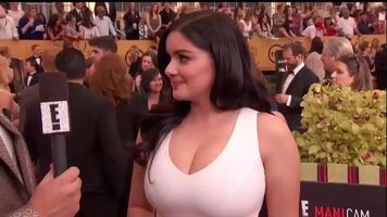 Only 5% Cleavage Is Enough Because Too Busty r/JumpyTitsGifs