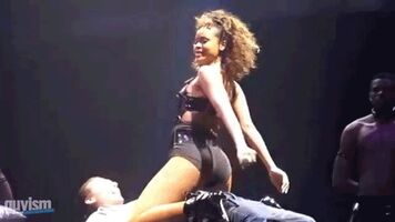 Imagine Rihanna calling you to the stage and doing this to you