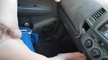 Hairy girl pees a flood in her bf's car