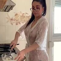 Brunette w/ glasses cooks & fucks her dildo