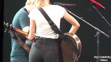 Taylor Swift Has A Pretty Sweet Ass