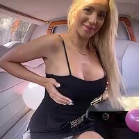 Sweet 18 blowjob in a limo
