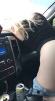 Girl gets fingerbanged in car