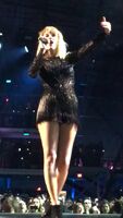 Taylor Swift - shows off her ass and awesome legs